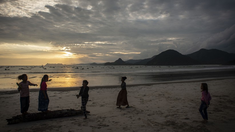 Libur Tahun Baru 2023, Wisatawan Padati Pantai hingga Kolam Renang di Lombok Tengah