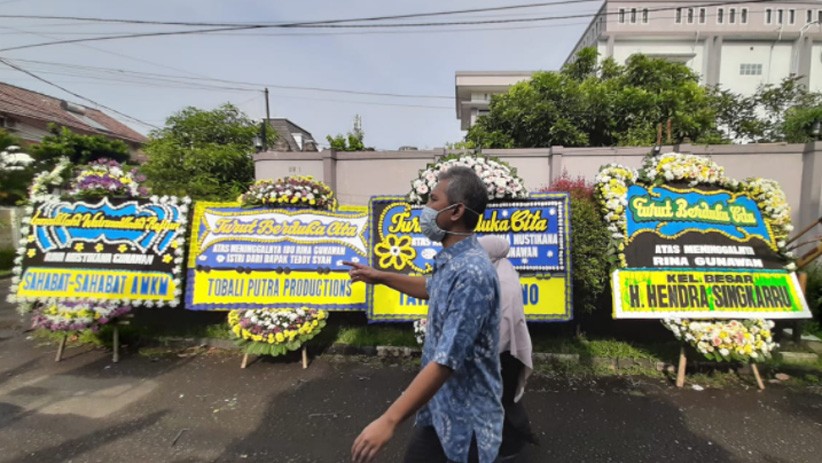Rina Gunawan Meninggal, Kediaman Dipenuhi Karangan Bunga - Bagian 2