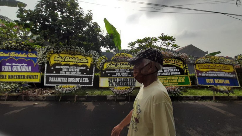 Rina Gunawan Meninggal, Kediaman Dipenuhi Karangan Bunga - Bagian 4