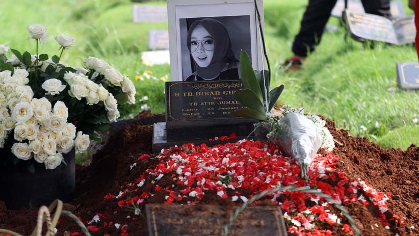 Suasana Haru Pemakaman Rina Gunawan, Teddy Syah Azan di Samping Peti Jenazah - Bagian 6