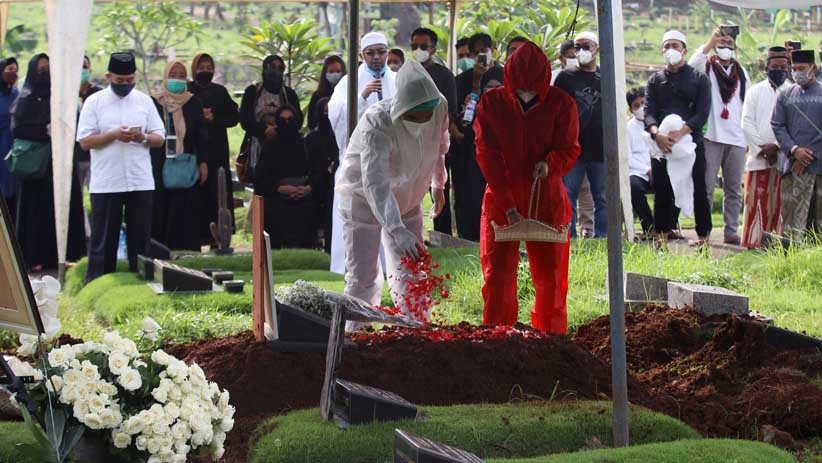Suasana Haru Pemakaman Rina Gunawan, Teddy Syah Azan di Samping Peti Jenazah - Bagian 3