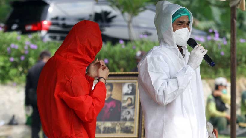 Suasana Haru Pemakaman Rina Gunawan, Teddy Syah Azan di Samping Peti Jenazah - Bagian 5