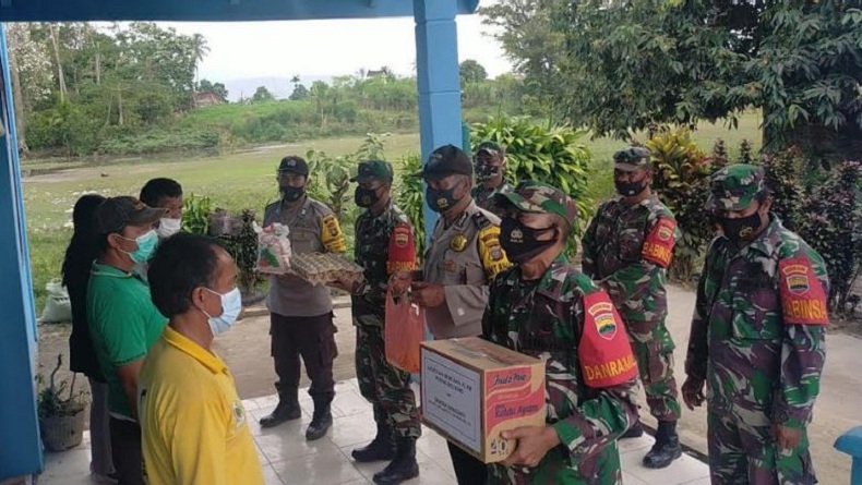 Kapolres Dairi Bagikan Sembako Bantu Warga Terdampak Puting Beliung di Tigalingga