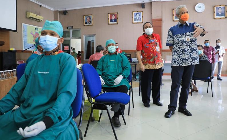 Vaksinasi Lansia di Jateng Dimulai, Ganjar: Mudah-mudahan Lancar