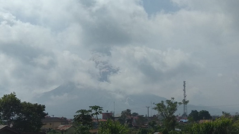 Gunung Sinabung Kembali Erupsi, Luncurkan Guguran Awan Panas Sejauh 2 Km