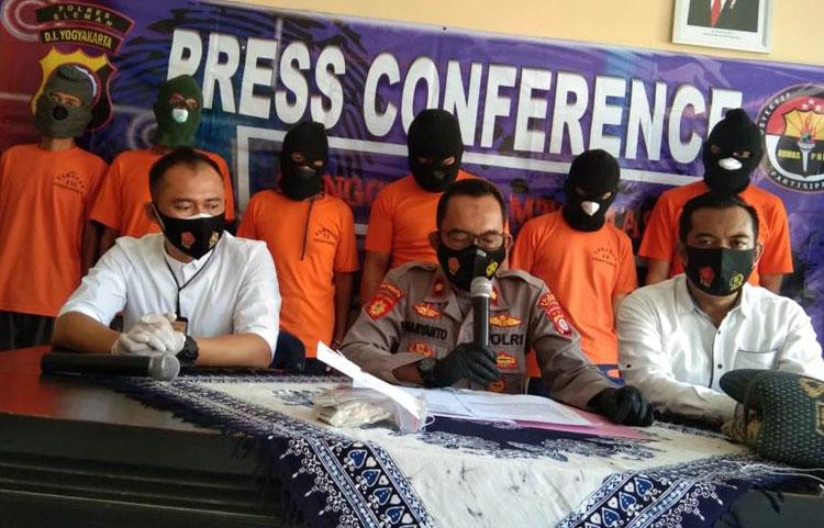 Berjudi Ceki di Diler Motor, 6 Warga Sleman Ditangkap polisi