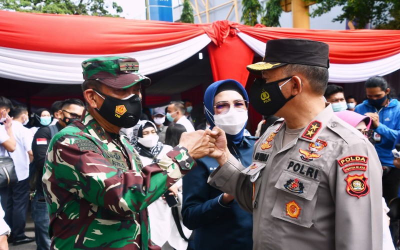 2 Jenderal Saksikan Vaksinasi Pedagang di Palembang, Ini Harapan Herman Deru   