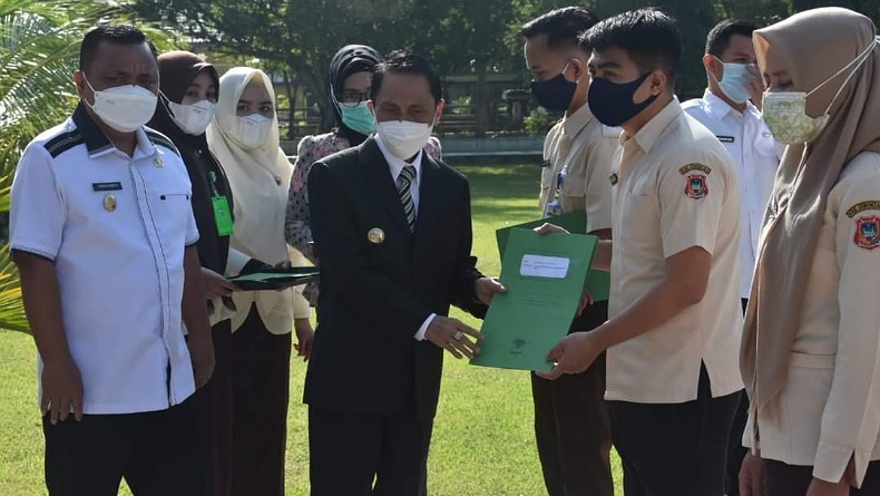 Bupati Gorontalo Serahkan 2.527 SK Perpanjangan Tenaga Kontrak Tahap II