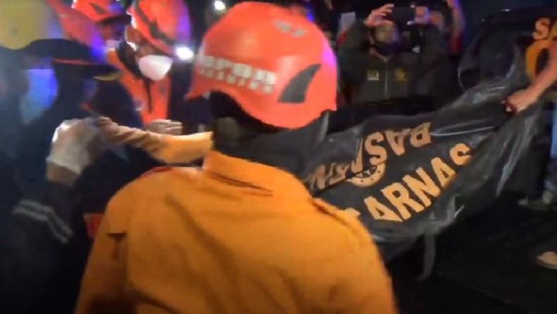 Tembok Gudang Roboh Timpa 4 Warung Kopi di Nganjuk, 1 Tewas, 1 Luka-Luka