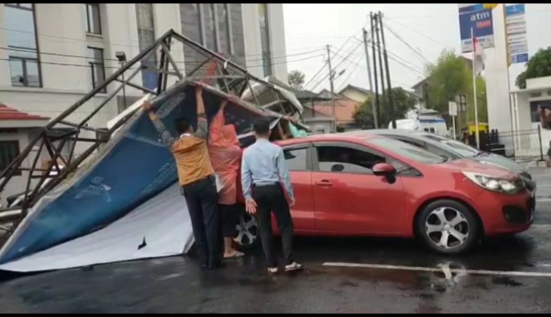 Papan Reklame di Tasikmalaya Roboh Timpa 3 Mobil Terparkir