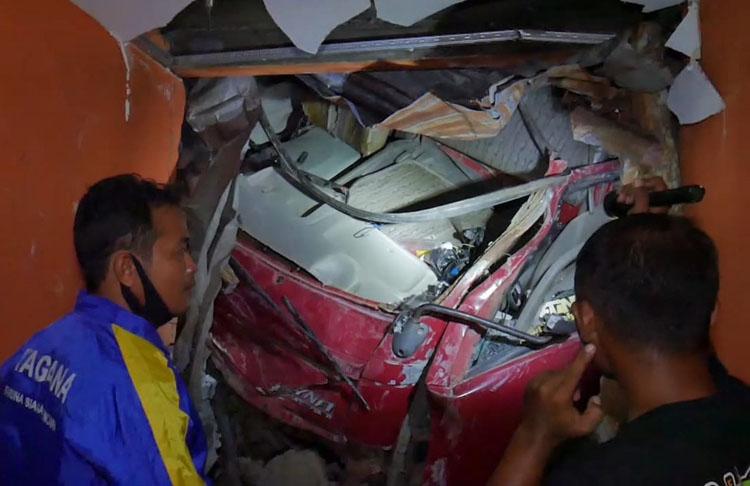 title Rem Blong, Truk Bermuatan Kayu Terperosok Timpa Rumah Warga Gunungkidul akibatkan Sopir Tewas Rem Blong, Truk Bermuatan Kayu Terperosok Timpa Rumah Warga Gunungkidul akibatkan Sopir Tewas