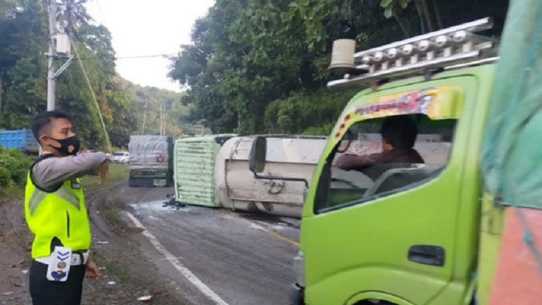 Jalan Enrekang-Toraja Macet 7 Km karena Truk Semen Terguling