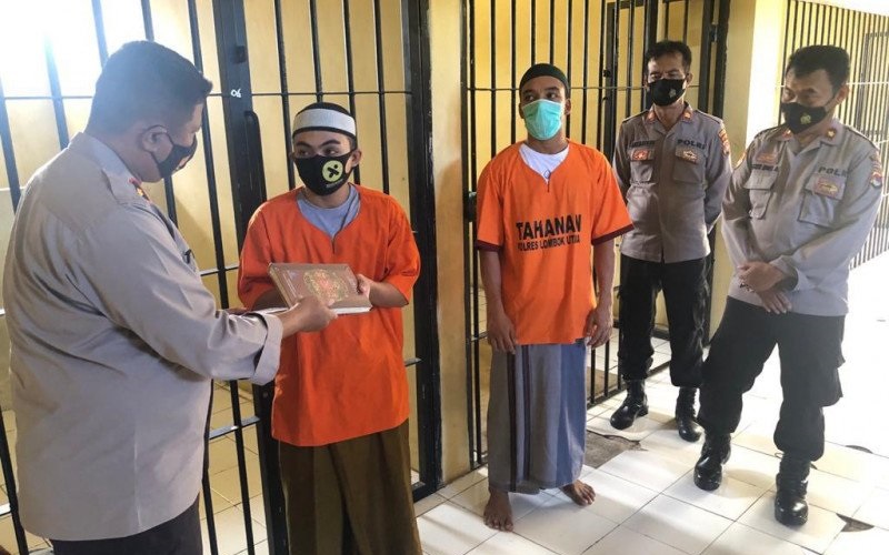 Bagikan Alquran ke Tahanan, Wakapolres Lombok Utara: Ini Mendekatkan Diri kepada Allah