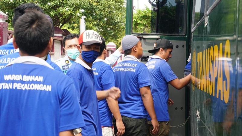 Banjir Mulai Surut, Puluhan Warga Binaan Dipindahkan Kembali ke Lapas Pekalongan Banjir Mulai Surut, Puluhan Warga Binaan Dipindahkan Kembali ke Lapas Pekalongan