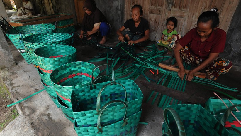 Kerajinan Tas dan Pot Bunga Berbahan Limbah Janur Plastik Produksi Klaten - Bagian 2