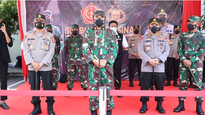 Panglima TNI bersama Kapolri Tinjau Vaksinasi 2.000 Prajurit TNI dan Anggota Polri - Bagian 4