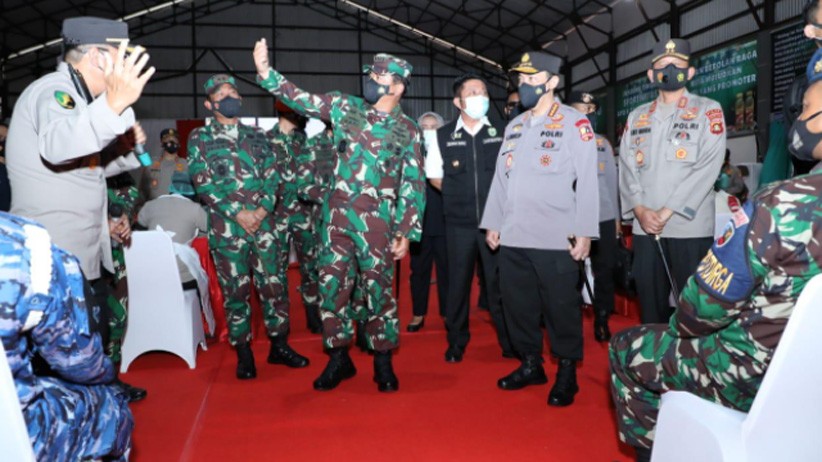Panglima TNI bersama Kapolri Tinjau Vaksinasi 2.000 Prajurit TNI dan Anggota Polri - Bagian 1