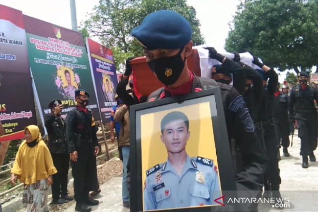 Jenazah Briptu Herlis Tiba di Rumah Duka, Tangis Keluarga Pecah