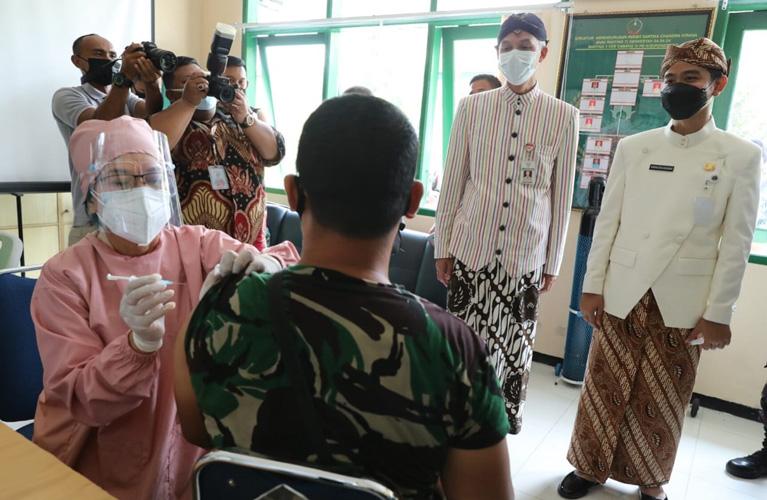 Canda Ganjar ke Anggota TNI: Pilih Disuntik Vaksin apa Dikirim Perang?