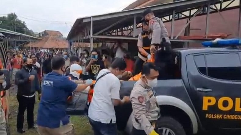 title Warga Cihideung Tasikmalaya Geger, Mayat Pria Membusuk Ditemukan di Dalam Rumah Warga Cihideung Tasikmalaya Geger, Mayat Pria Membusuk Ditemukan di Dalam Rumah
