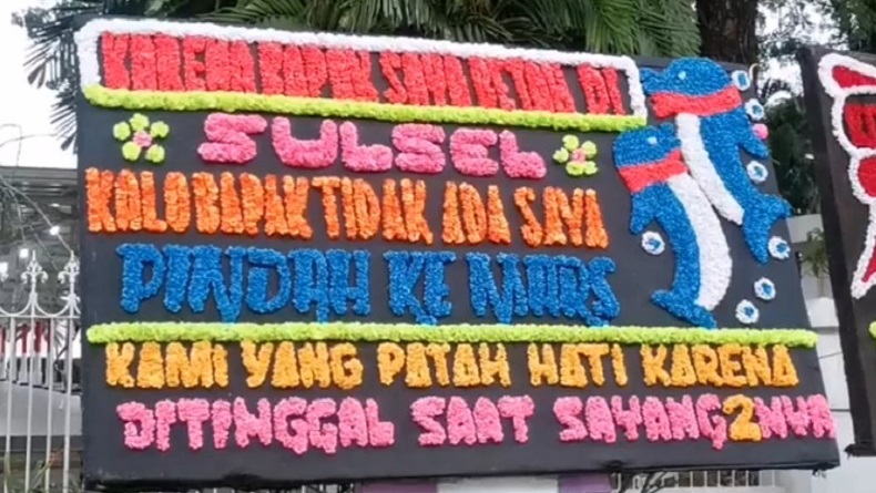 Viral di Medsos, Curhat Warga Lewat Karangan Bunga di Depan Rumah Gubernur Sulsel