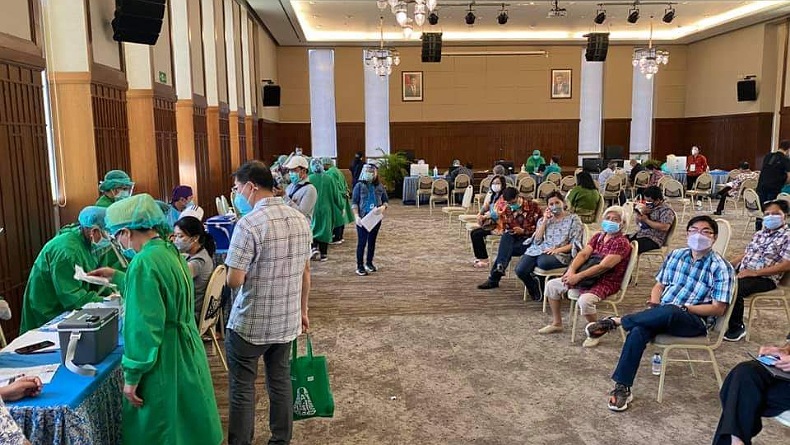 Gubernur Olly Dampingi Menkes Tinjau Vaksinasi Massal untuk Lansia di Kantor PGI