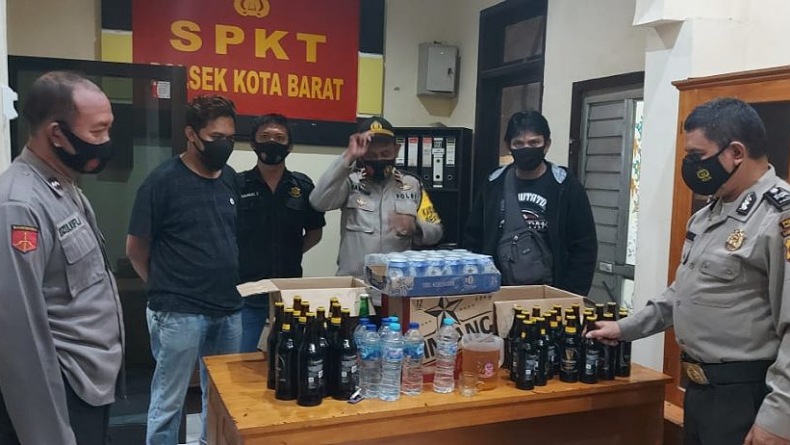 Polsek Kota Barat Amankan Puluhan Botol Miras Cap Tikus 