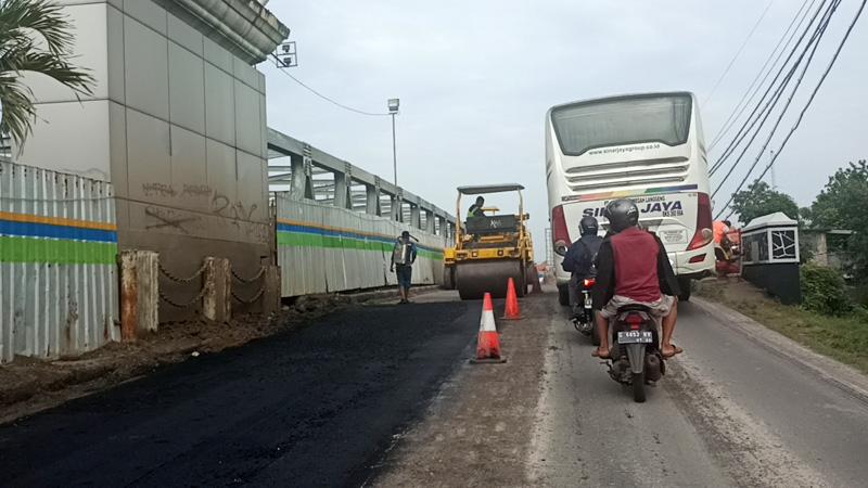 Arus Lalu Lintas di Jembatan Rembun Pekalongan Tersendat akibat Pengaspalan Jalan