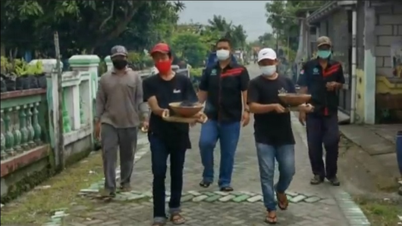 Cegah Covid-19, Warga di Sidoarjo Ini Rutin Gelar Tradisi Bakar Belerang 