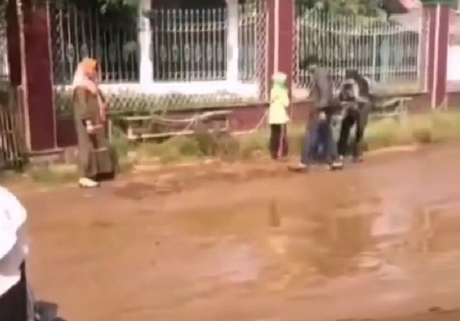 Video Pengendara Sepeda Motor Terjatuh di Karawang, Netizen Soroti Jalan Rusak Berlumpur 