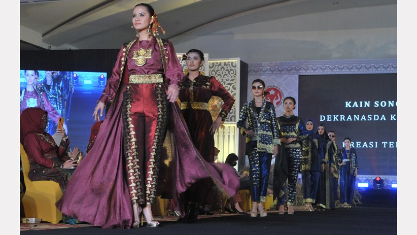 Deretan Model Pakai Busana dengan Kain Khas Sumatera Selatan - Bagian 3