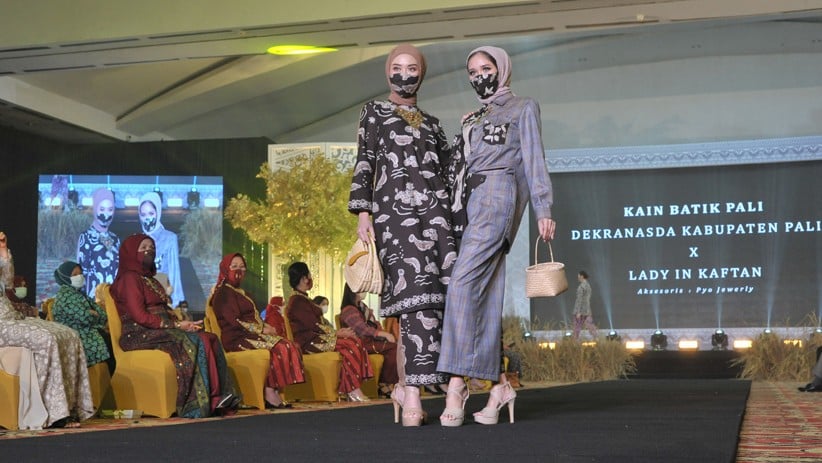 Deretan Model Pakai Busana dengan Kain Khas Sumatera Selatan - Bagian 2