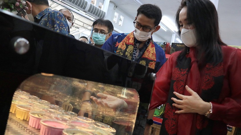 Menparekraf Sandiaga Uno Borong Oleh-Oleh Khas Manado saat Berkunjung ke Sulut  - Bagian 2