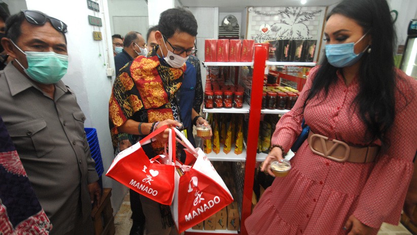 Menparekraf Sandiaga Uno Borong Oleh-Oleh Khas Manado saat Berkunjung ke Sulut  - Bagian 1