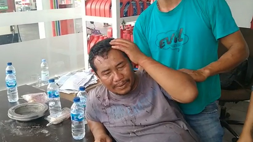 Massa AHY dan Pro KLB Partai Demokrat Bentrok, Kaca Bus Dilempari Batu - Bagian 5