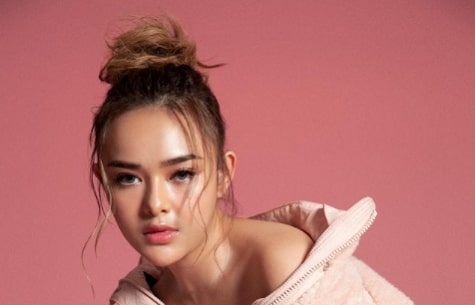 Amanda Manopo dengan tampilan rambut cepol keatas