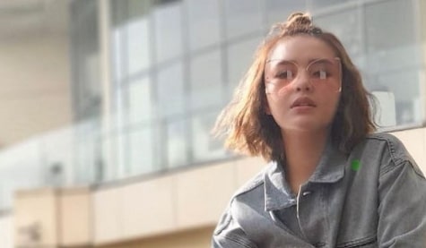 Amanda Manopo dengan gaya rambut pendeng curly dan poni dikuncir