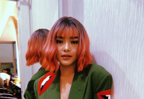 Amanda Manopo juga pernah mewarnai rambutnya jadi merah