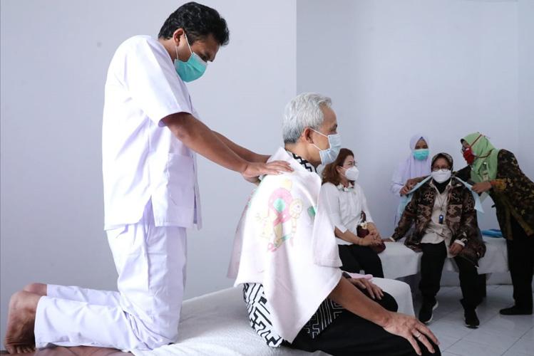 title Momen Ganjar dan Risma Kompak Jajal Terapis Disabilitas di Temanggung Momen Ganjar dan Risma Kompak Jajal Terapis Disabilitas di Temanggung