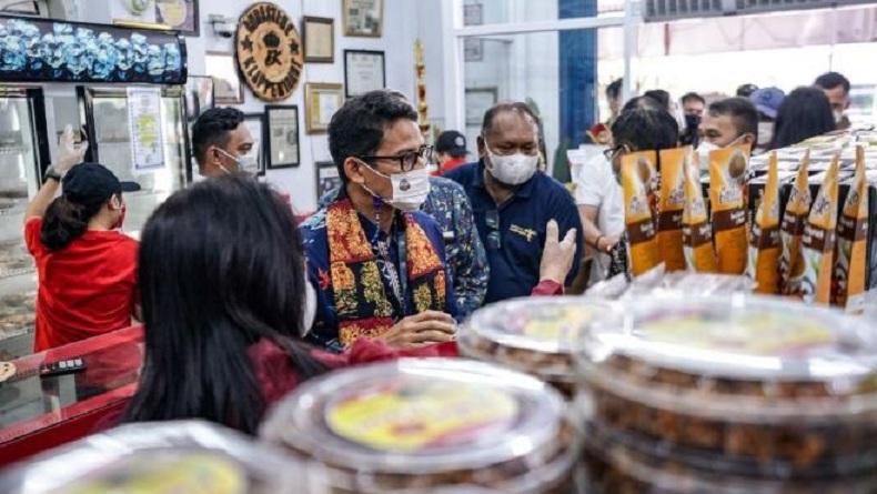 Menparekraf Ajak Masyarakat Beli Produk Lokal dan Minta UMKM Manfaatkan E-Commerce