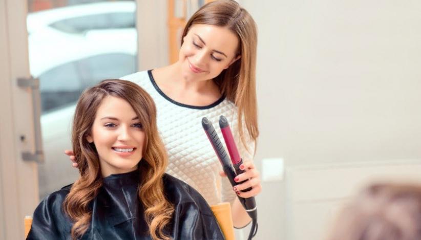 Punya Rambut Keriting, Begini Cara Perawatannya Agar Terlihat Cantik Alami 