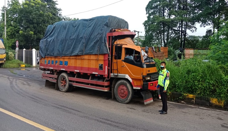 Ganti Ban Bocor, Sopir Tewas Dihantam Truk di Tol Cipularang Purwakarta