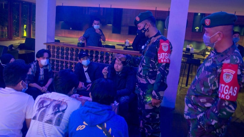 Kena Sidak, Tempat Hiburan Malam di Kota Bandung Disegel Satgas Covid-19 - Bagian 2