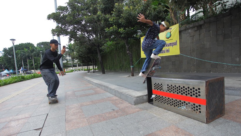 Bermain Skateboard di Trotoar Jakarta, Dilarang Mengganggu Pejalan Kaki - Bagian 2