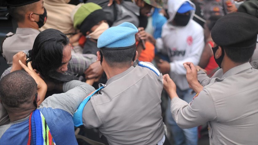 Polisi Bubarkan Paksa Aksi Mahasiswa Papua di Semarang - Bagian 3