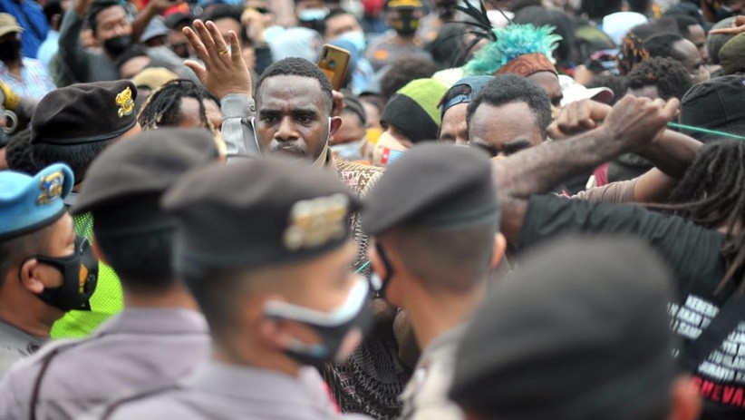 Polisi Bubarkan Paksa Aksi Mahasiswa Papua di Semarang - Bagian 2