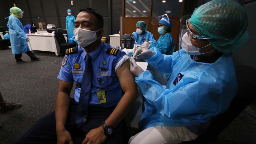 Ratusan Petugas Bandara Soekarno Hatta Disuntik Vaksin Covid-19 - Bagian 2