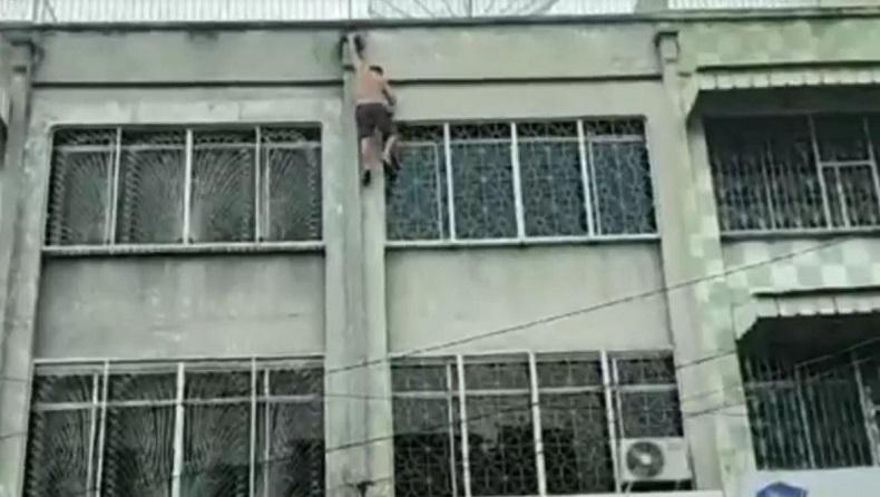  Nekat, Pemilik Ruko Bergantungan di Dinding Lantai 3 untuk Selamatkan Diri dari Kebakaran