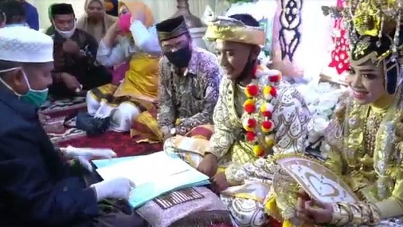 Ijab kabul antara Marchel Gunawan yang berusia 14 tahun dan Nurul Amin berusia 16 tahun digelar di kediaman mempelai perempuan di Kelurahan Laompo, Kecamatan Batauga, Kabupaten Buton Selatan, Sabtu (6/3/2021). (Foto: iNews/Andhy Eba)