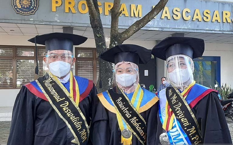 title Borongan, Bapak Ibu hingga Anak di Purwokerto Ini Wisuda Bersama Borongan, Bapak Ibu hingga Anak di Purwokerto Ini Wisuda Bersama